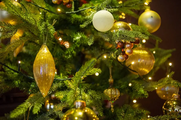 Interior de Ano Novo. Árvore de Natal. Natal. Brinquedos debaixo da árvore de Natal. decorações. Luxo . — Fotografia de Stock