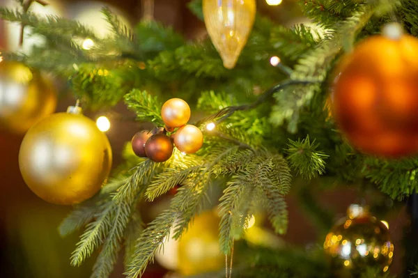 Το εσωτερικό της Πρωτοχρονιάς. Χριστουγεννιάτικο δέντρο. Χριστουγεννιάτικα παιχνίδια κάτω από το χριστουγεννιάτικο δέντρο. διακοσμήσεις. Πολυτέλεια. — Φωτογραφία Αρχείου