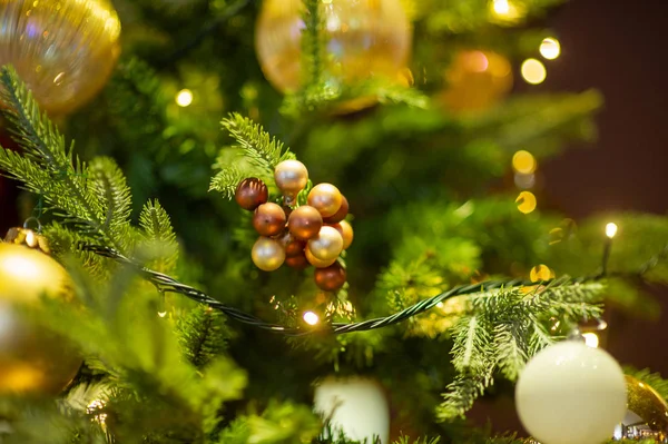 Nieuwjaarsinterieur. Kerstboom. Kerstspeelgoed onder de kerstboom. decoraties. Luxe. — Stockfoto