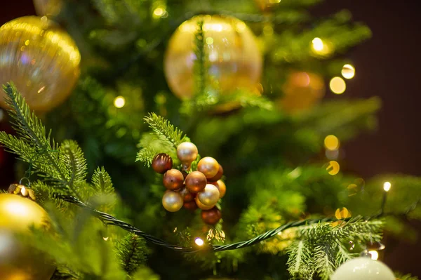 新年のインテリア。クリスマスツリークリスマスツリーの下のクリスマスおもちゃ。飾りだラグジュアリー. — ストック写真