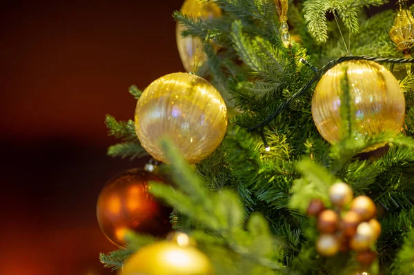 Interior de Ano Novo. Árvore de Natal. Natal. Brinquedos debaixo da árvore de Natal. decorações. Luxo . — Fotografia de Stock