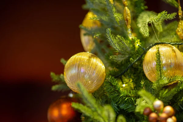 新年のインテリア。クリスマスツリークリスマスツリーの下のクリスマスおもちゃ。飾りだラグジュアリー. — ストック写真