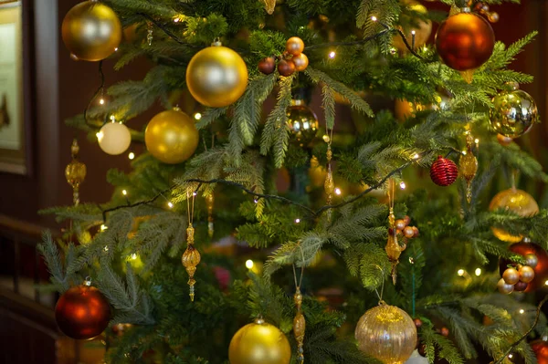 Το εσωτερικό της Πρωτοχρονιάς. Χριστουγεννιάτικο δέντρο. Χριστουγεννιάτικα παιχνίδια κάτω από το χριστουγεννιάτικο δέντρο. διακοσμήσεις. Πολυτέλεια. — Φωτογραφία Αρχείου