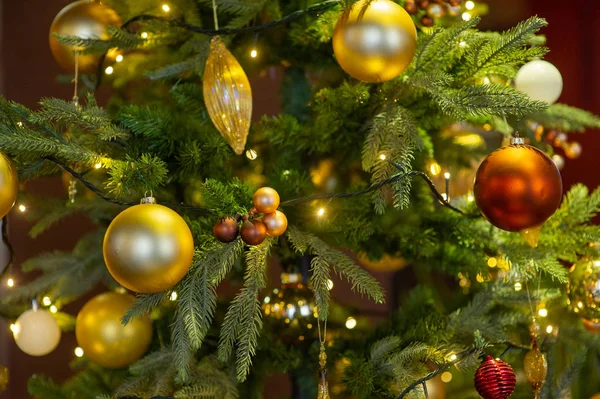 Nieuwjaarsinterieur. Kerstboom. Kerstspeelgoed onder de kerstboom. decoraties. Luxe. — Stockfoto