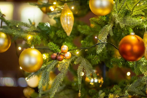 新年のインテリア。クリスマスツリークリスマスツリーの下のクリスマスおもちゃ。飾りだラグジュアリー. — ストック写真