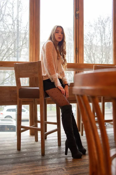 Kafedeki genç ve güzel kadın. Grunge. Kafede bej bluzlu bir kız. — Stok fotoğraf