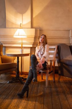 Kafedeki genç ve güzel kadın. Grunge. Kafede bej bluzlu bir kız.