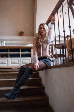 Kafedeki genç ve güzel kadın. Grunge. Kafede bej bluzlu bir kız.