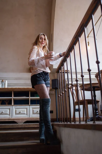 Jovem mulher bonita no café. Grunge. Menina em um café em uma blusa bege — Fotografia de Stock