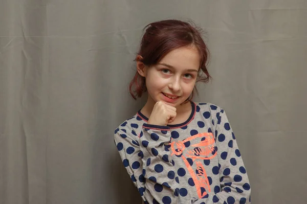 Gyönyörű fiatal lány pizsamában. Pizsamás lány. — Stock Fotó