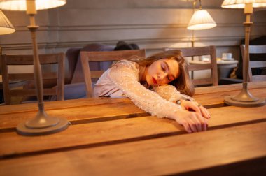 Kafedeki genç ve güzel kadın. Grunge. Kafede bej bluzlu bir kız.