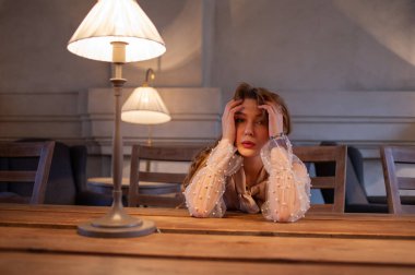 Kafedeki genç ve güzel kadın. Grunge. Kafede bej bluzlu bir kız.