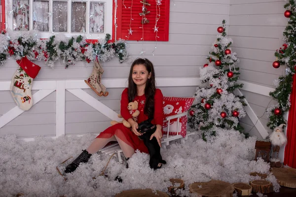 Weihnachtsmann. schöne lächelnde Frau Modell. gesunde lange Frisur. Dame im roten Kleid. frohes neues Jahr. — Stockfoto