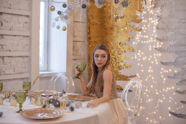 光沢のある夜のドレスの少女クリスマス・イブ光と金の装飾が施されたファーツリーで居心地の良い休日 — ストック写真