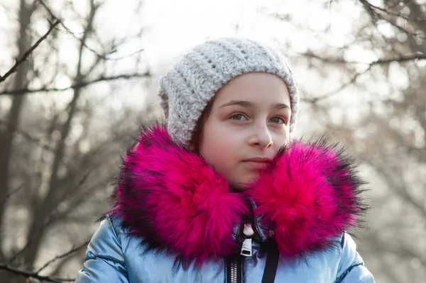 Primer plano retrato de una hermosa niña de nueve años en el parque de otoño. Niña de 9 años con sombrero y chaqueta azul . — Foto de Stock