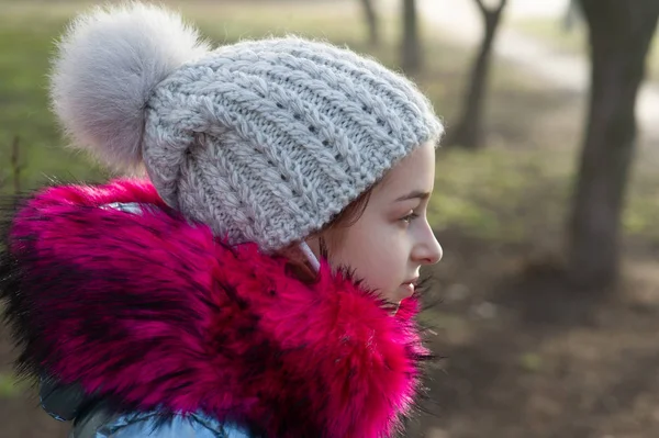 Close up retrato de uma linda menina de nove anos no parque de outono. Menina de 9 anos em um chapéu e uma jaqueta azul . — Fotografia de Stock