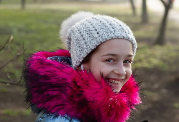 近照一个美丽的9岁小女孩在秋天的公园。 一个戴帽子，穿着蓝色夹克的9岁女孩. — 图库照片