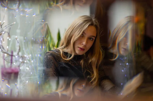 Retrato de una mujer hermosa con vestido negro de moda. Modelo rubio con peinado elegante abrumado por los pensamientos — Foto de Stock