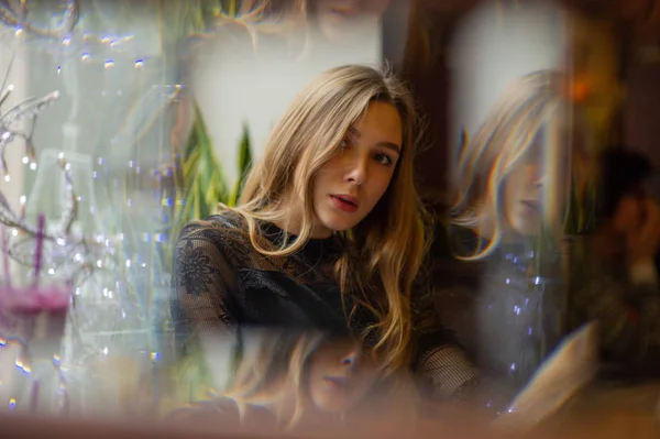 Retrato de una mujer hermosa con vestido negro de moda. Modelo rubio con peinado elegante abrumado por los pensamientos — Foto de Stock