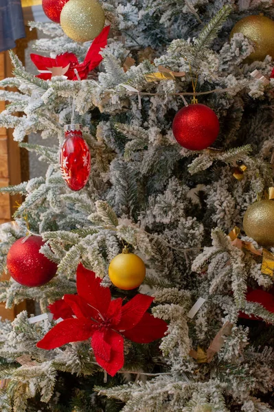 Nieuwjaarsinterieur. Kerstboom. Kerstmis. Kerstboom. cadeaus en speelgoed onder de kerstboom. — Stockfoto