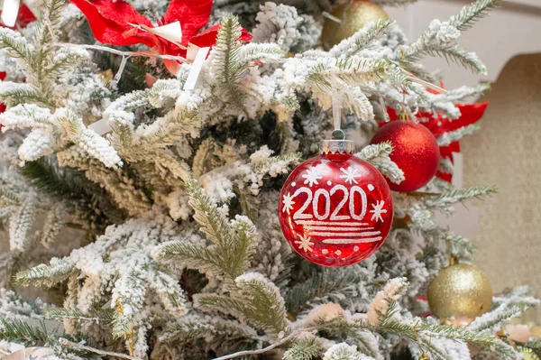 Nieuwjaarsinterieur. Kerstboom. Kerstmis. Kerstboom. cadeaus en speelgoed onder de kerstboom. — Stockfoto
