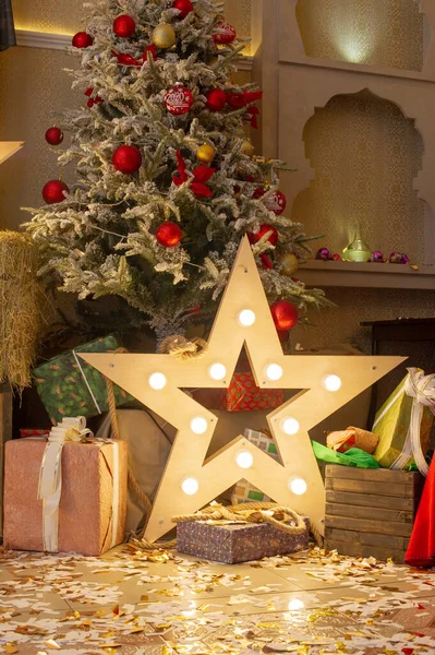 Novoroční interiér. Vánoční stromek. Vánoce. Vánoční stromek. dárky a hračky pod vánoční stromeček. — Stock fotografie
