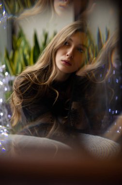 Modaya uygun siyah elbise giyen muhteşem bir kadının portresi. Şık saç stili olan sarışın manken düşüncelerle dolup taşıyor.