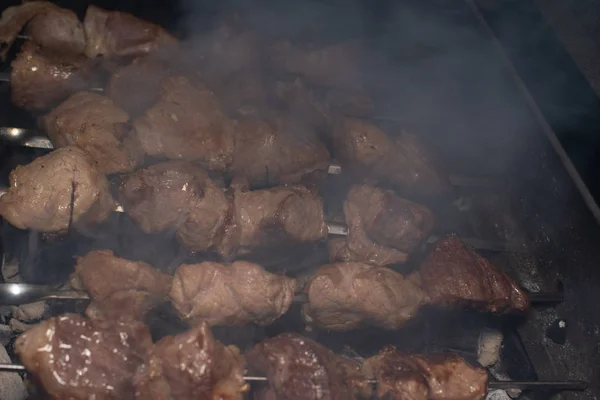 Close-up de grelhar prato saboroso no churrasco. Processo de cozinhar shashlik gostoso na natureza. Comida deliciosa — Fotografia de Stock