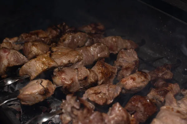 Primer plano de la parrilla sabroso plato en la barbacoa. Proceso de cocinar delicioso shashlik en la naturaleza. Deliciosa comida —  Fotos de Stock