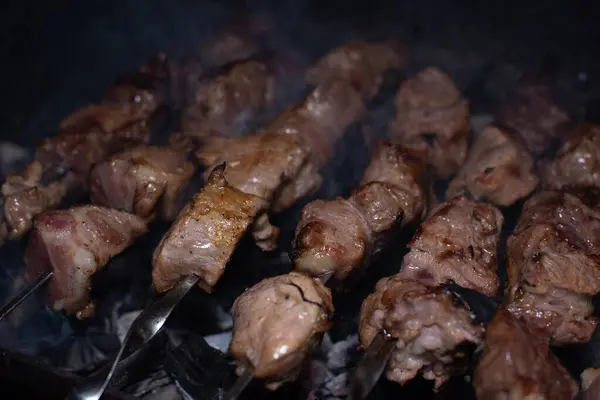 Primer plano de la parrilla sabroso plato en la barbacoa. Proceso de cocinar delicioso shashlik en la naturaleza. Deliciosa comida —  Fotos de Stock