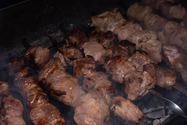Detailní záběr chutného grilu na grilu. Proces vaření lahodný shashlik v přírodě. Lahodné jídlo — Stock fotografie