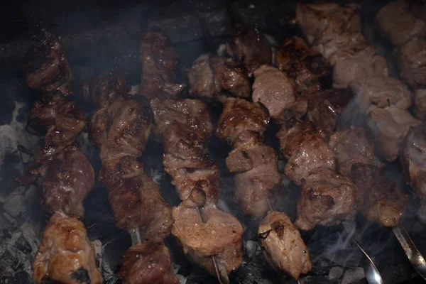 Close-up van het grillen smakelijk gerecht op de barbecue. Proces van het koken lekker shashlik in de natuur. Heerlijk eten — Stockfoto