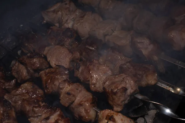 Close-up de grelhar prato saboroso no churrasco. Processo de cozinhar shashlik gostoso na natureza. Comida deliciosa — Fotografia de Stock