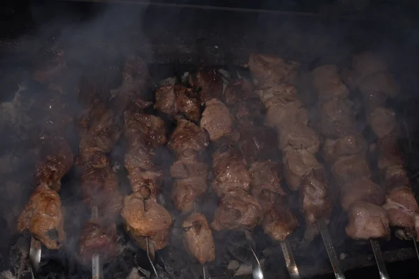 Närbild av grillning välsmakande maträtt på grill. Processen att laga smaskig shashlik i naturen. Läckra livsmedel — Stockfoto