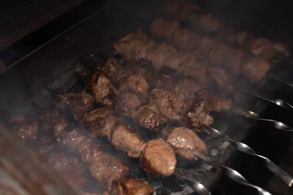 Primer plano de la parrilla sabroso plato en la barbacoa. Proceso de cocinar delicioso shashlik en la naturaleza. Deliciosa comida —  Fotos de Stock