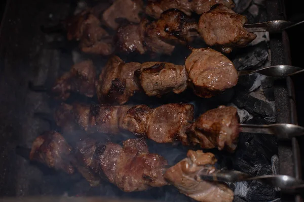 Gros plan sur la grillade de plats savoureux sur le barbecue. Processus de cuisson shashlik délicieux dans la nature. Délicieux aliments — Photo