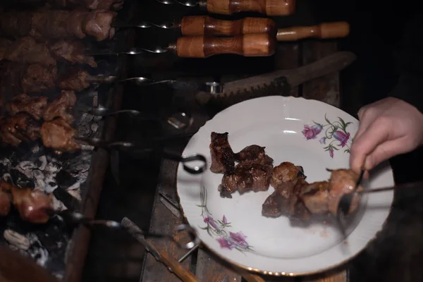 Close-up van het grillen smakelijk gerecht op de barbecue. Proces van het koken lekker shashlik in de natuur. Heerlijk eten — Stockfoto