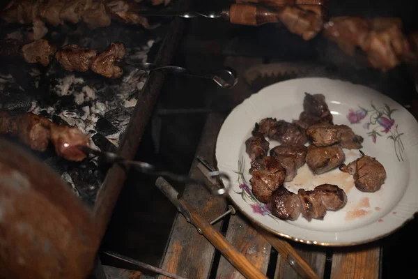 Primer plano de la parrilla sabroso plato en la barbacoa. Proceso de cocinar delicioso shashlik en la naturaleza. Deliciosa comida — Foto de Stock