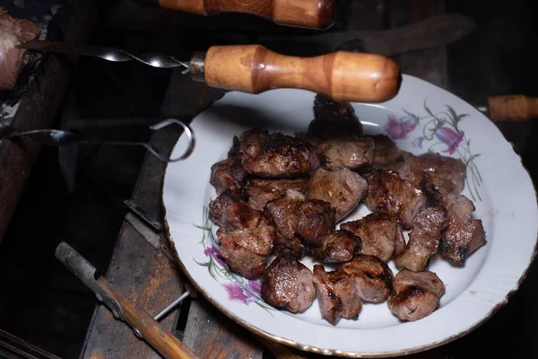 Close-up dari grilling hidangan lezat pada barbekyu. Proses memasak yummy shashlik di alam. Makanan lezat. — Stok Foto