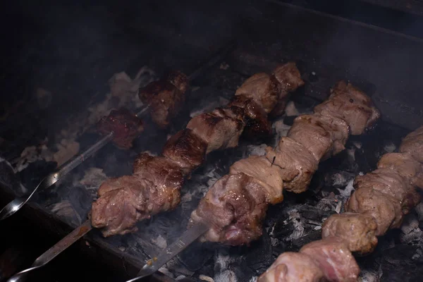 Primer plano de la parrilla sabroso plato en la barbacoa. Proceso de cocinar delicioso shashlik en la naturaleza. Deliciosa comida —  Fotos de Stock