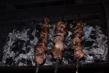 Barbeküde ızgara lezzetli yemeklere yakın çekim. Doğada lezzetli şiş kebap pişirme süreci. Lezzetli yemek.