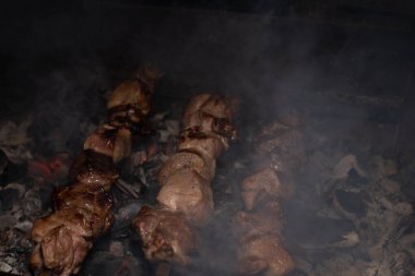 Barbeküde ızgara lezzetli yemeklere yakın çekim. Doğada lezzetli şiş kebap pişirme süreci. Lezzetli yemek.