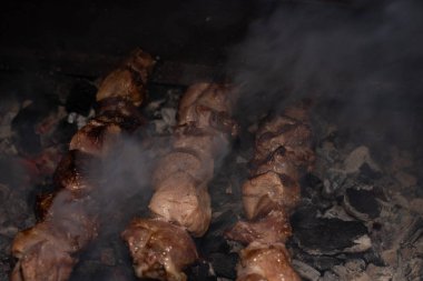 Barbeküde ızgara lezzetli yemeklere yakın çekim. Doğada lezzetli şiş kebap pişirme süreci. Lezzetli yemek.
