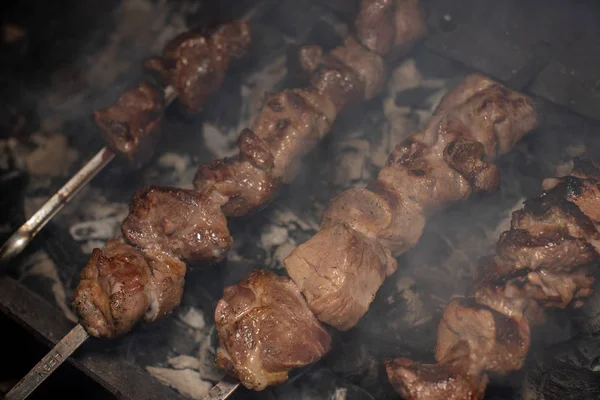 Primer plano de la parrilla sabroso plato en la barbacoa. Proceso de cocinar delicioso shashlik en la naturaleza. Deliciosa comida —  Fotos de Stock