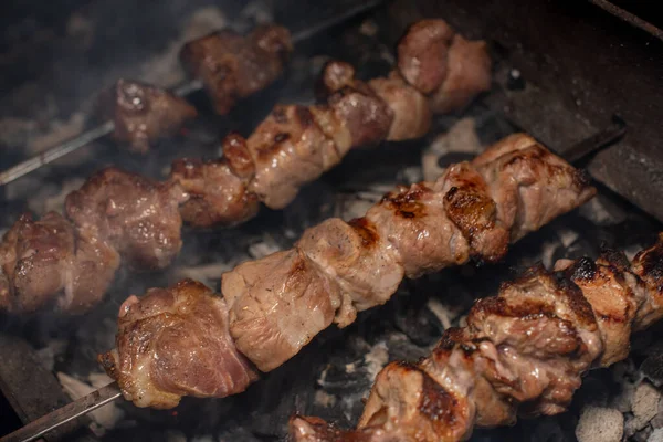 Close-up de grelhar prato saboroso no churrasco. Processo de cozinhar shashlik gostoso na natureza. Comida deliciosa — Fotografia de Stock