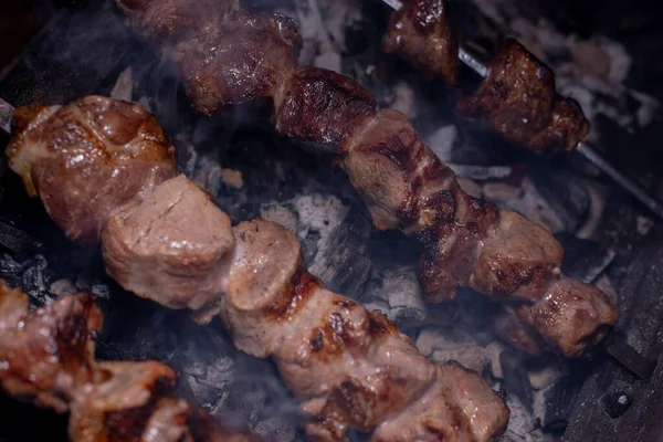 Primer plano de la parrilla sabroso plato en la barbacoa. Proceso de cocinar delicioso shashlik en la naturaleza. Deliciosa comida —  Fotos de Stock