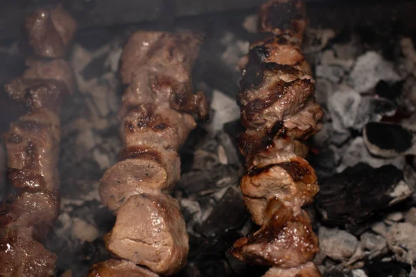 Primer plano de la parrilla sabroso plato en la barbacoa. Proceso de cocinar delicioso shashlik en la naturaleza. Deliciosa comida —  Fotos de Stock