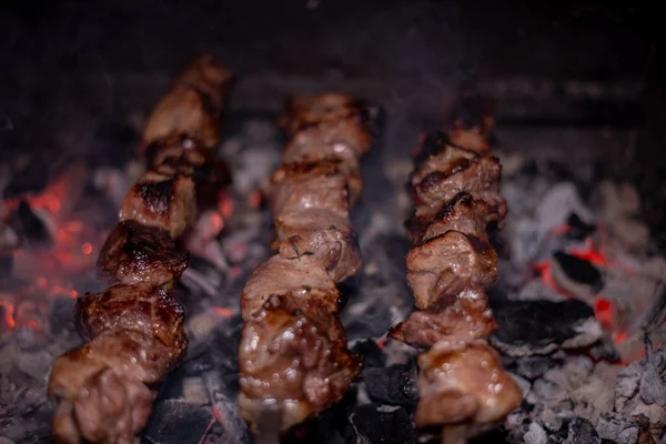 Close-up van het grillen smakelijk gerecht op de barbecue. Proces van het koken lekker shashlik in de natuur. Heerlijk eten — Stockfoto