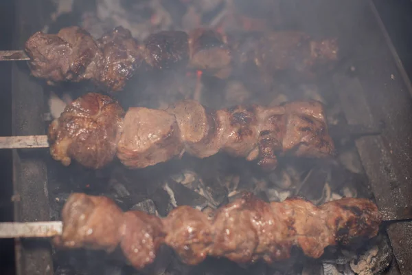 Close-up van het grillen smakelijk gerecht op de barbecue. Proces van het koken lekker shashlik in de natuur. Heerlijk eten — Stockfoto