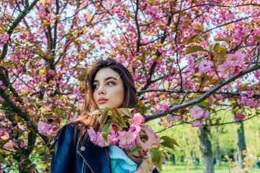 Bayan gün pembe kiraz çiçeği kız ile. Bayan sakura kızla gün tatil